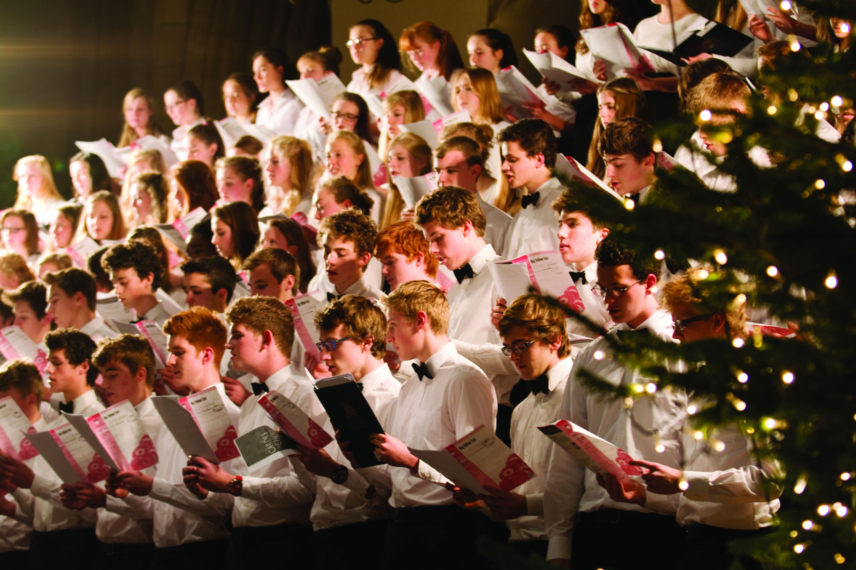 Где находится хор. Хор Уэльса. Рождественский хор. Детский христианский хор. Рождественский хор в Англии дети.