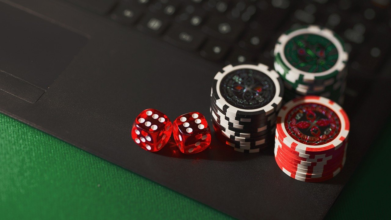 Pros and Cons of Gambling for Players From Australia