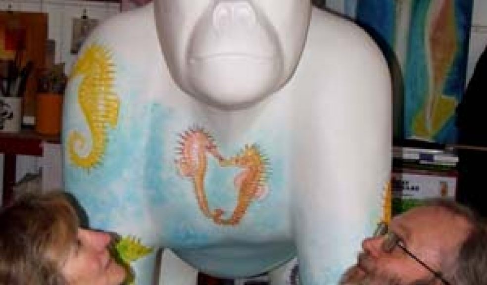 Seahorses versus bananas - gorilla artists go head-to-head