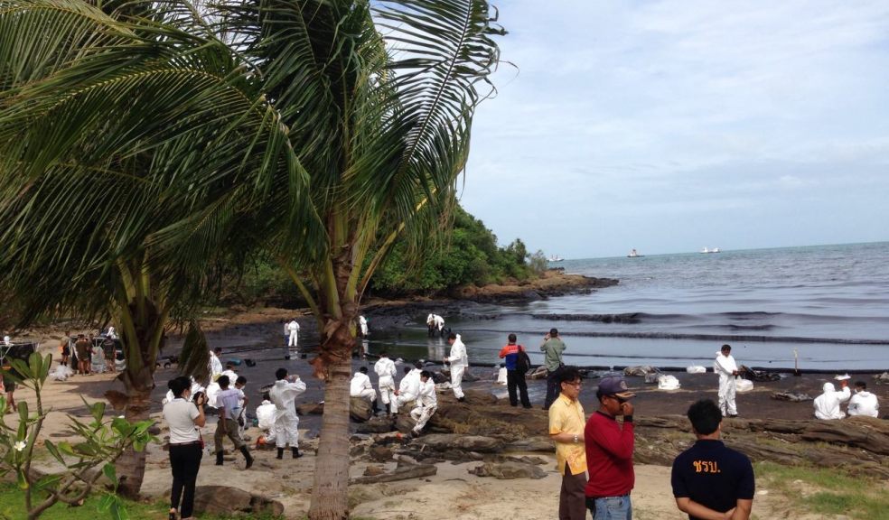 Oil spill hits tourist beach in Thailand