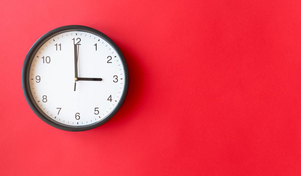 Clock showing 3pm Clock showing 3pm