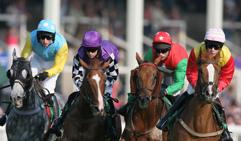 "horses racing" (CC BY 2.0) by rogerblake2