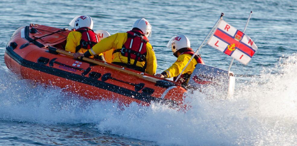 Exmouth RNLI Inshore Lifeboat attending the rescue. Credit : John Thorogood