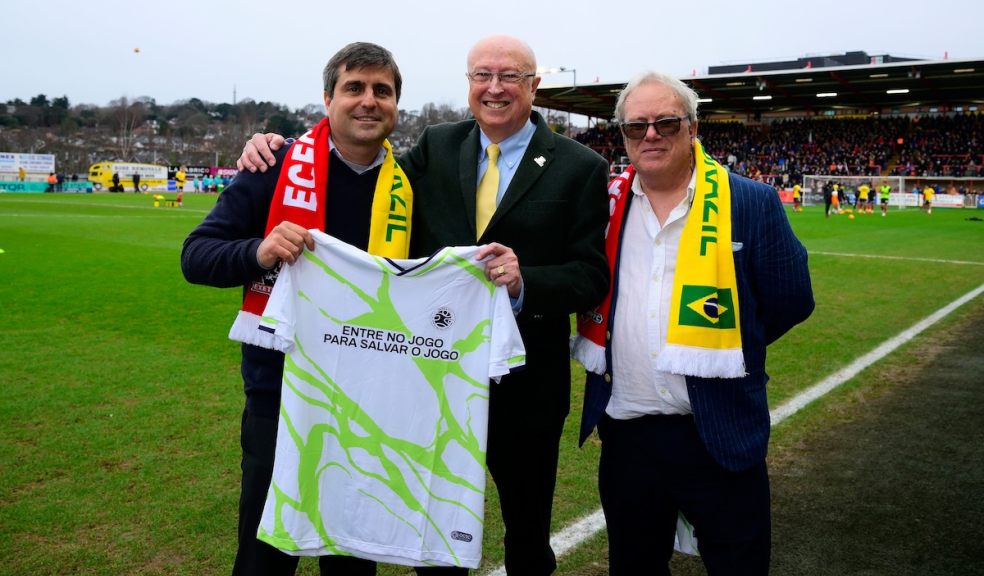 L-R Ricardo Calcado from Onda Solidária with Richard Pym, grandson of former city goalkeeper Dick Py