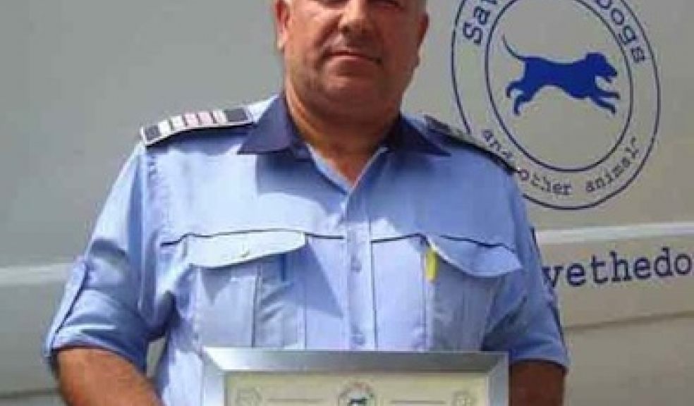 Romanian policeman receives award for donkey rescue