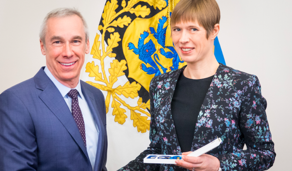 Professor Michael Schmitt receives the medal from President Kersti Kaljulaid