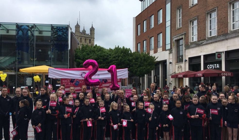 Starlight Cheerleaders with CRUK Nurse Mirander and the Lord Mayor