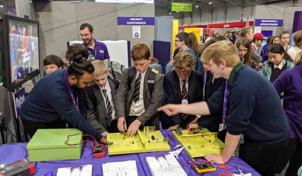 Wiring circuits for navigation lights on Flybe stand