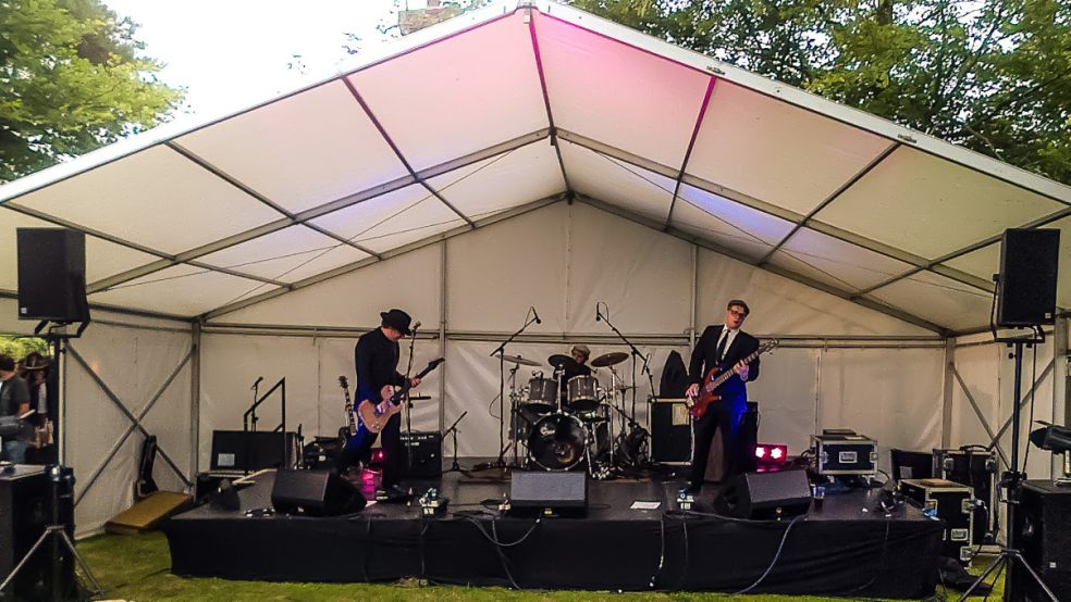 Far From the Delta supporting The Kast off Kinks, last year.