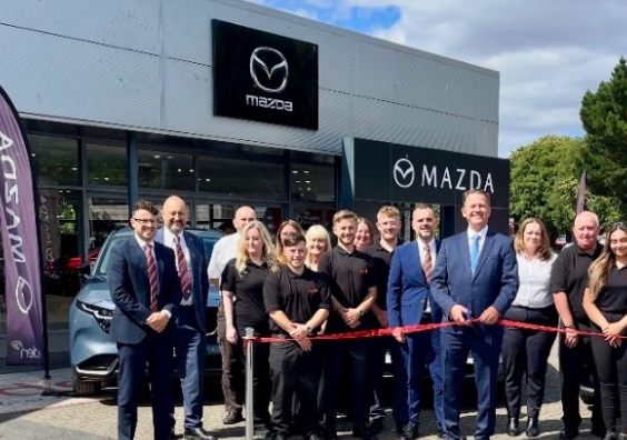 Mazda UK Managing Director, Jeremy Thomson officially opens Eden Motor Group’s new Exeter dealership.