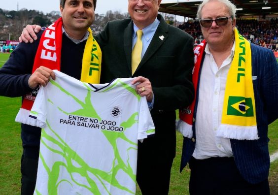 L-R Ricardo Calcado from Onda Solidária with Richard Pym, grandson of former city goalkeeper Dick Py