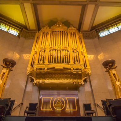 The new normal: British people enjoy the first organ concert of the year from home