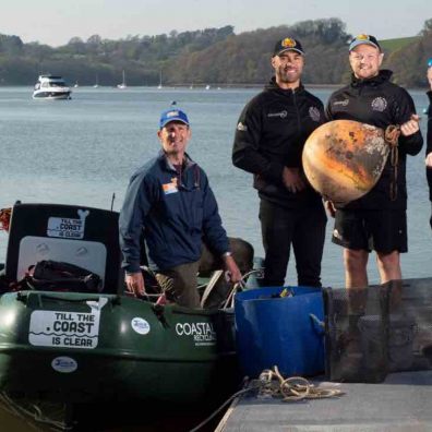 Exeter Chiefs players Olly Woodburn and Tom Lawday, sponsored by Coastal Recycling joined Richard Marsh from Coastal Recycling and Gary Jolliffe the founder of Till the Coast is Clear at the picturesque Blackness Marine near Dartmouth to collect hard-to-reach plastic waste.